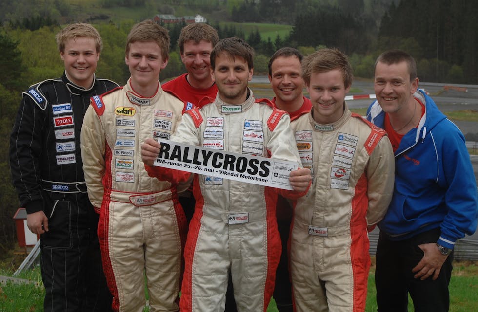 Klare for rallycross i Vikedal. F.v. Joakim Rønnevik, Åsmund Holten, Kenneth Johansen, Ernst Holten Leifsen, Bjørn Magne Moland Enge, Daniel Holten og Lars Reidar Frøyland. Foto: Sivert Ole Holten