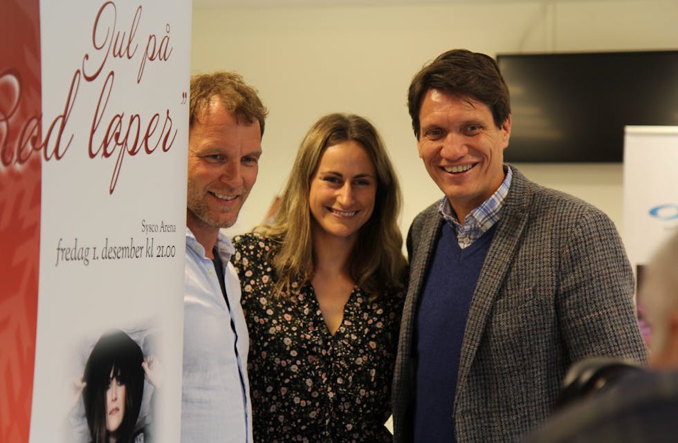 Han Petter Aaserud (Trang Fødsel), Bjørn Halstensen og fungerande dagleg leiar i Sysco Arena Margareth Kristiansen gler seg alle til «Jul på rød løper» i Sysco Arena. Foto: Ingvild R. Myklebust