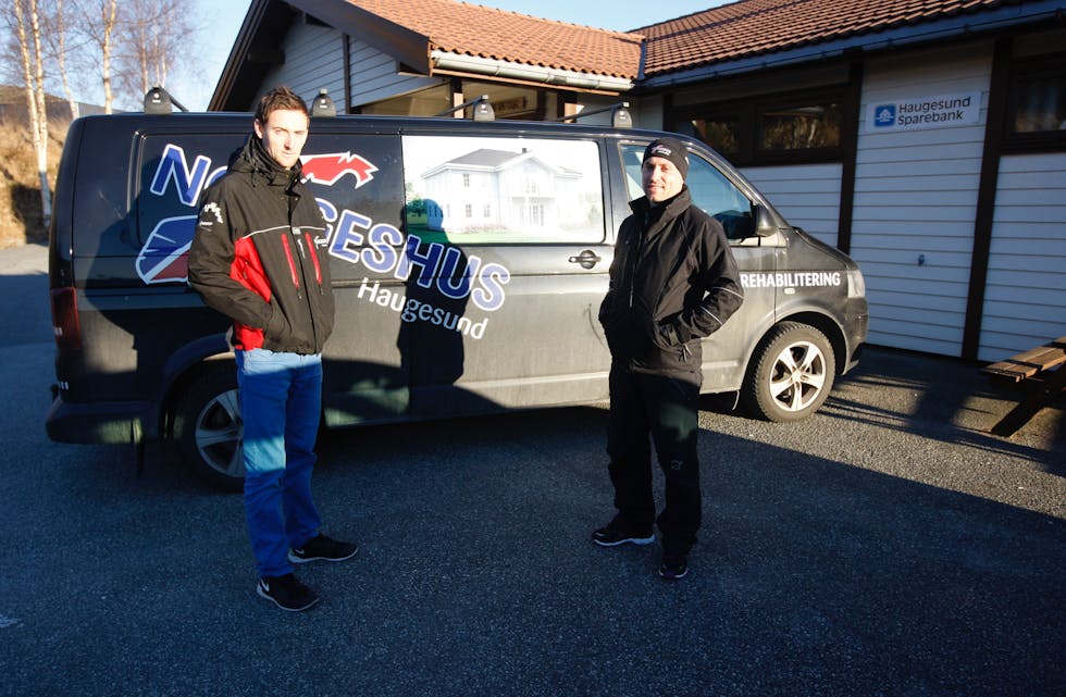 I Stegacupen var det i fjor om lag 1.000 deltakar. I Steinsviktittet var det rundt det same, fordelt på hovudritt og barneritt.
Dag Frode Tønnesen (t.v.) er ein kjent mann i Stegaberg. Nå har han gjennom jobben i Norgeshus, vore med på å signere avtalen som gjer at Stegacupen nå skal hete «Norgeshuscup». Til høgre står Einar Hesthammer som også er engasjert i klubben.
Foto: Alf-Einar Kvalavåg