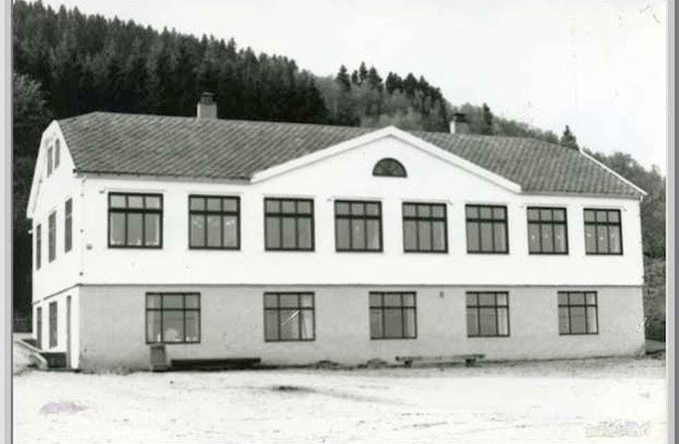 Ein av skulane på Nedstrand var Stranda skule, som blei tatt i bruk i 1938. Sjå kart over skulane nedst i saka. (Bilde henta frå Tysvær folkebibliotek lokalsamling)