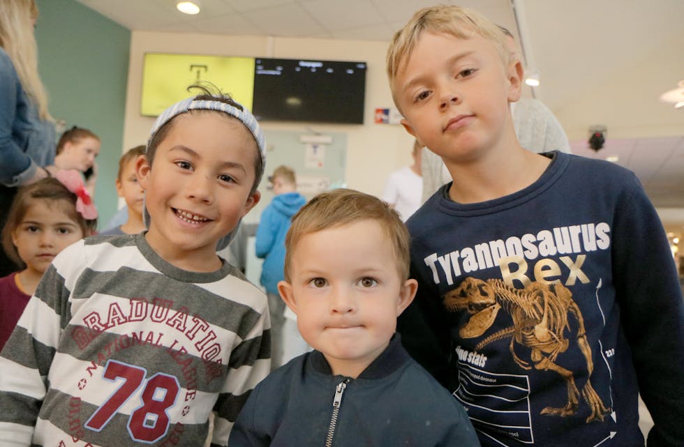 Kevin, Odin og Stian synst det var stas å få gå på kino i staden for å vere i barnehagen.