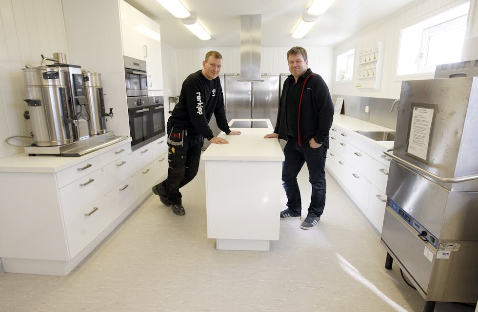 Ole Bjelland og Knut Aslak Mokleiv viser stolt fram det nye kjøkkenet på Sjonar.
Foto: Alf-Einar Kvalavåg
