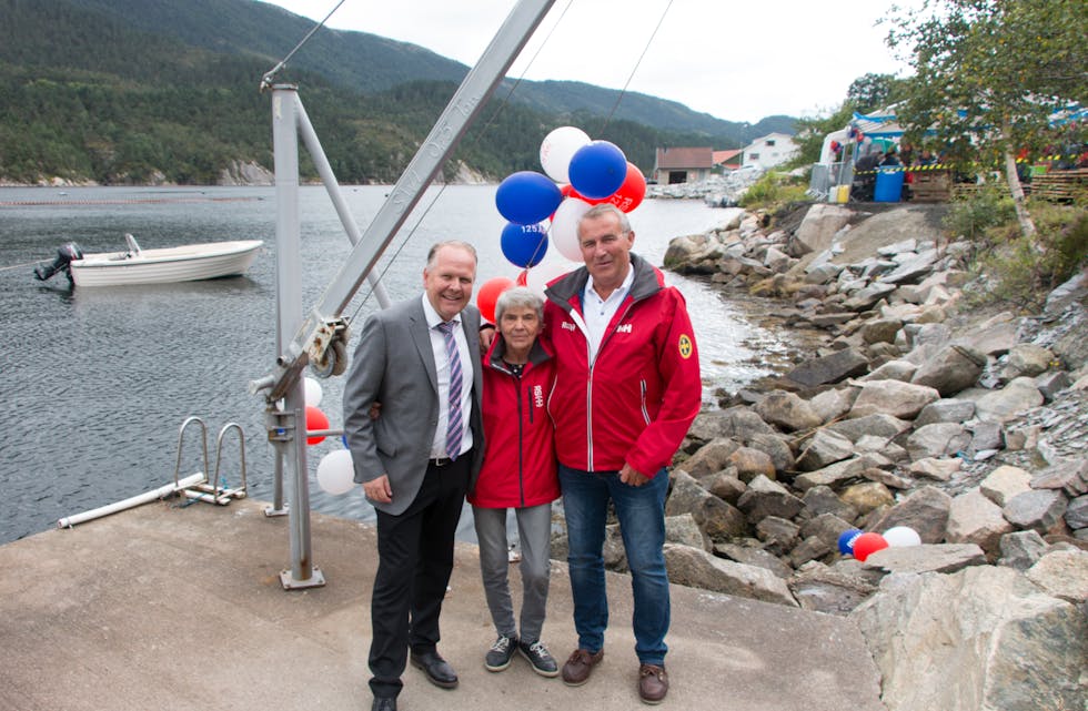 Ordfører Sigmund Lier, initiativtaker Astrid Yrke og president i redningsselskapet Nicolai Jarlsby på kaien under nok en vellykket basar.