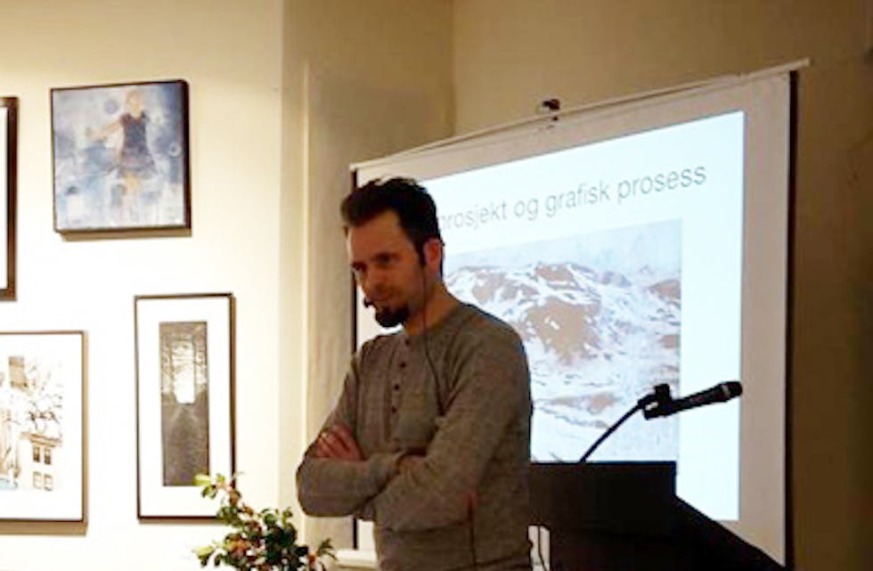 Kunstnar Jan Terje Rafdal frå Etne var på besøk I Tysværtunet.