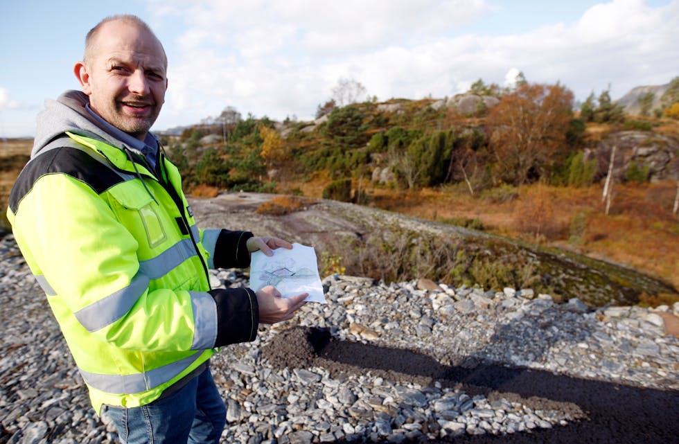 Ragnar Vikshåland er klar til å starte opp grunnarbeidet for ein framtidig truckstop på Eikeskog.
Foto: Alf-Einar Kvalavåg