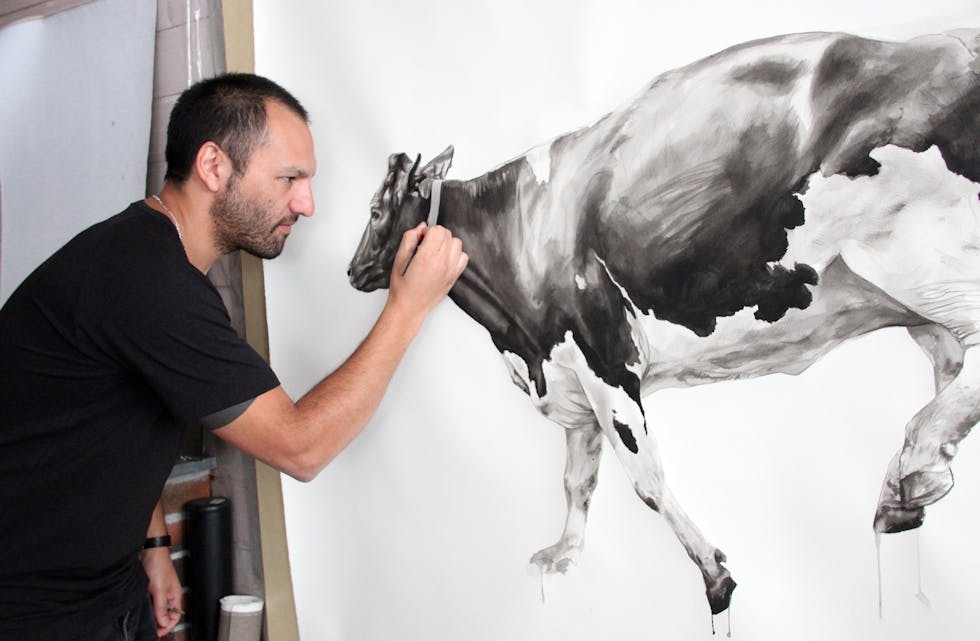 Den lokale kunstneren Axel Rios åpner sin første soloutstilling på Tysværtunet i morgen. Han uttrykker bekymring om landbruket som storindustri.
Foto: Karina Søvik