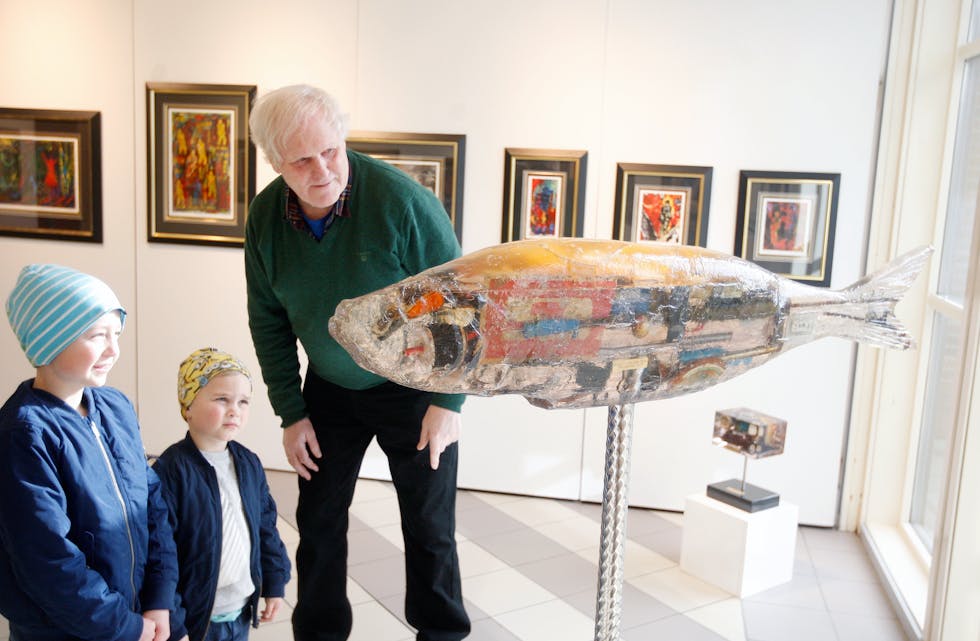 Roald Tellnes fekk besøk av nokre svært interesserte gutar då me møtte han i Tysværtunet til intervju. Dei lurte på kva som var inne i fisken og kunstnaren tok seg god tid med dei til å forklare.
Foto: Alf-Einar Kvalavåg