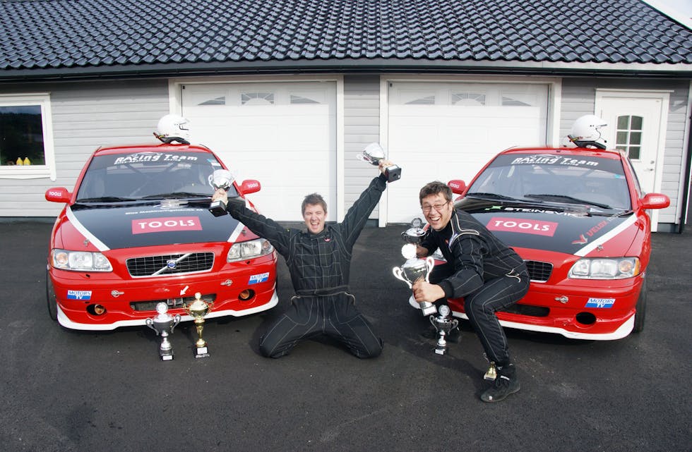 Mykje å juble for i 2013 for Arild Riise og Bjørnar Apeland. Ni pokalar har funne vegen til garasjen på Førland.
Foto: Privat