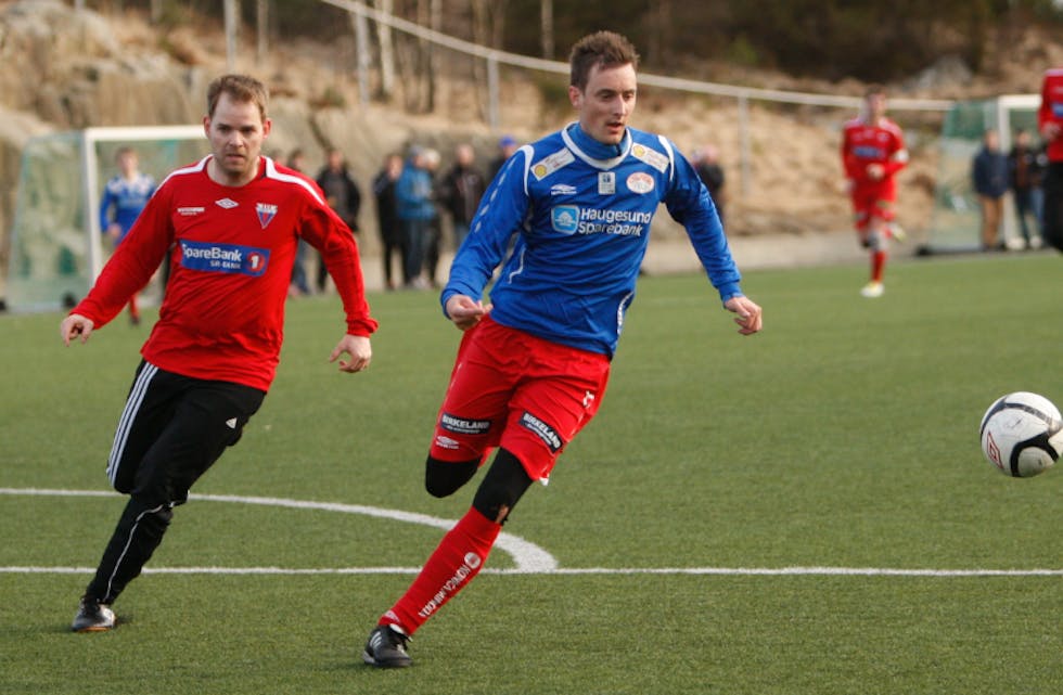 Dag Frode Tønnesen (t.h.) skåra tre mål på ni minuttar mot Sveio og Kristian Haaland. Foto: Alf-Einar Kvalavåg