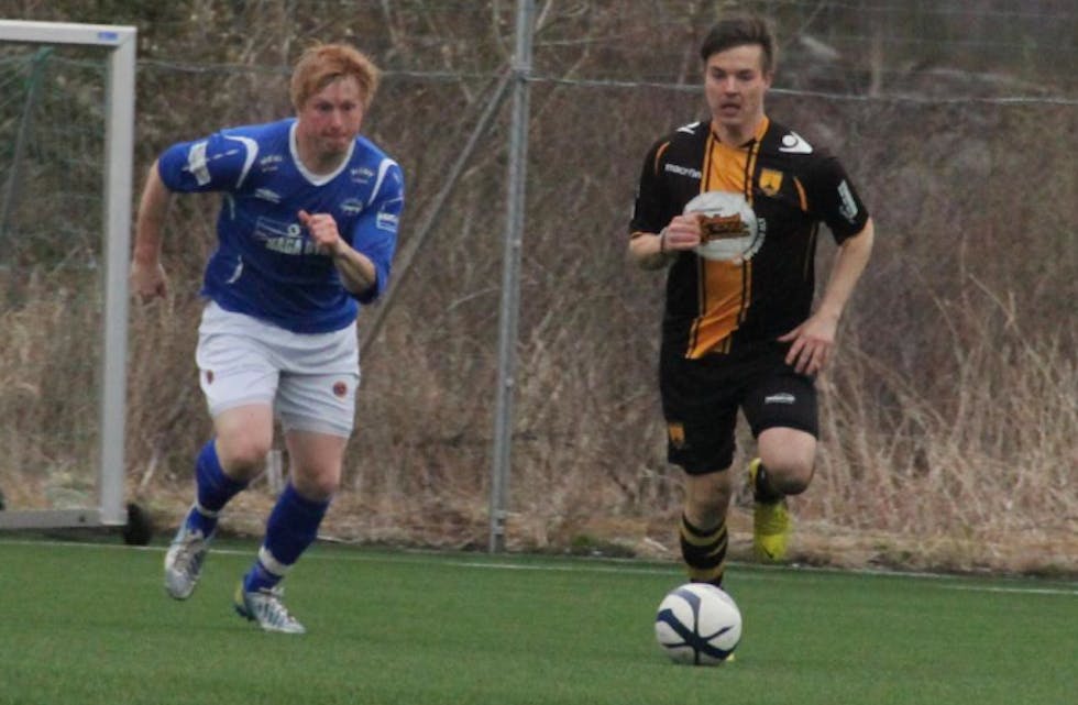 Rune Erland skåra mot Frode Olsen og Haugaland i kveld. Foto: Stig Blomseth, Lokalfotball.com