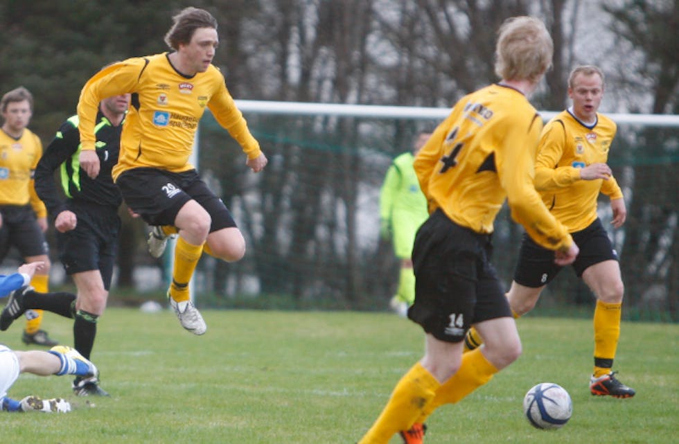 Rune Lindanger sveva over Samir Hujic ei lita stund. Bortsett frå Espen Helgeland (t.h.) sitt mål var det lite å juble for i Grinde. Foto: Alf-Einar Kvalavåg