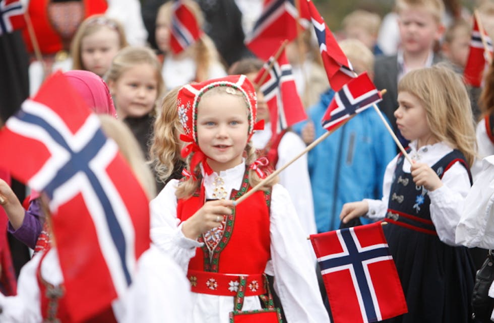 Bunadar og flagg. 17. mai-feiringa er i gang. Foto: Alf-Einar Kvalavåg