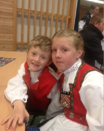 Elias og Tiril Kallekodt i gymsalen i Skjoldastraumen