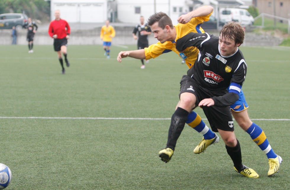 Aleksander Nilsen fekk store problem med å stoppe tremålskårar Mathias Johnsen. Foto: Alf-Einar Kvalavåg