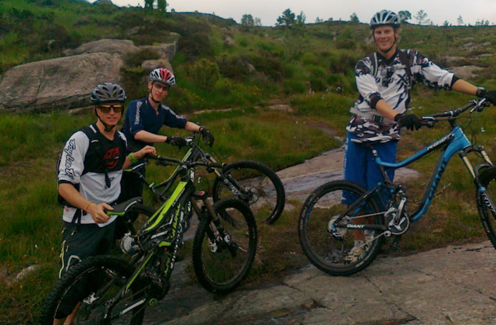 Tre karar på sykkel på veg til Ådnafjellet. Foto: Gro Rossehaug