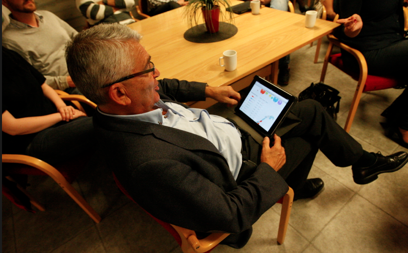 Ordførar Harald Stakkestad hadde full kontroll etter kvart som resultata kom inn.