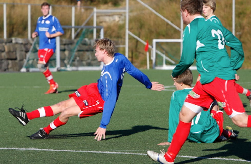 Torbjørn Stensland skåra 1-0-målet liggande mot Torvastad og Svein Arne Breivik. Foto: Alf-Einar Kvalavåg