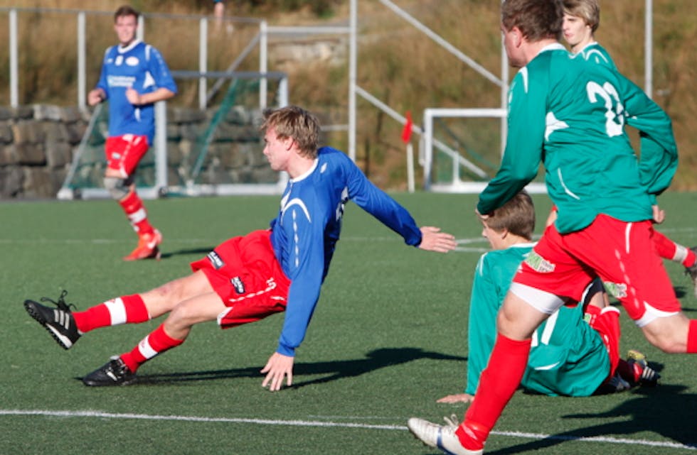 Torbjørn Stensland skåra 1-0-målet liggande mot Torvastad og Svein Arne Breivik. Foto: Alf-Einar Kvalavåg