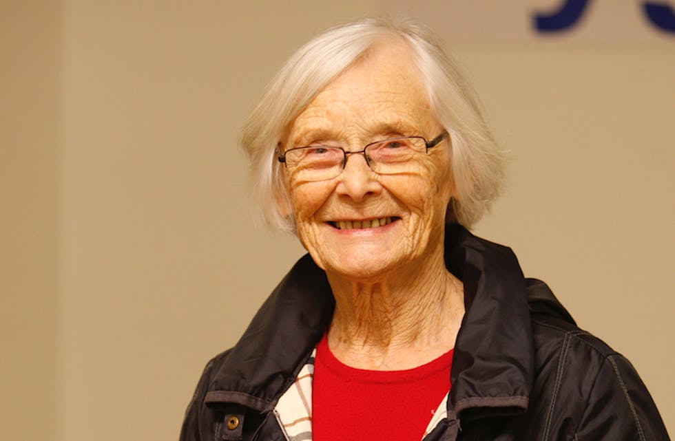 Olga Holgersen har lenge vært en ildsjel i Skjoldastraumen. Den siste tida har hun jobbet for å beholde grendesenteret og tilbudet til de eldre i bygda.
Foto: Alf-Einar Kvalavåg