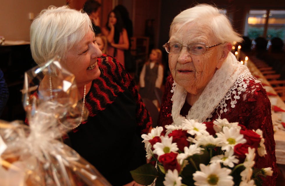 – Gratulerer med dagen mamma. Laila Randi Stensen (t.v.) var først i køen av gratulantar då Magda Søvik feira 100 år i går. Foto: Alf-Einar Kvalavåg