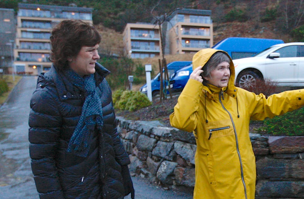 – Når eg går bortover der, er det både vanskeleg å sjå kor eg skal krysse vegen, samt at det renn både grus og vatn over fortauet. Tenk om ein kunne gjort det lettare for oss som ser eller beveger oss dårleg, seier Borghild Yrkje (t.h) til varaordførar Kristine Aurdal.
Foto: Alf-Einar Kvalavåg