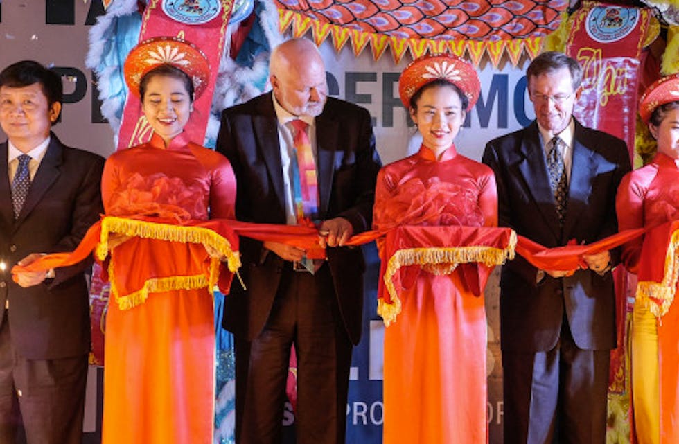 Det var stor festivitas med sterke innslag av vietnamesisk folklore under åpningen av den nye fabrikken til Steinsvik i Nha Trang i Vietnam.