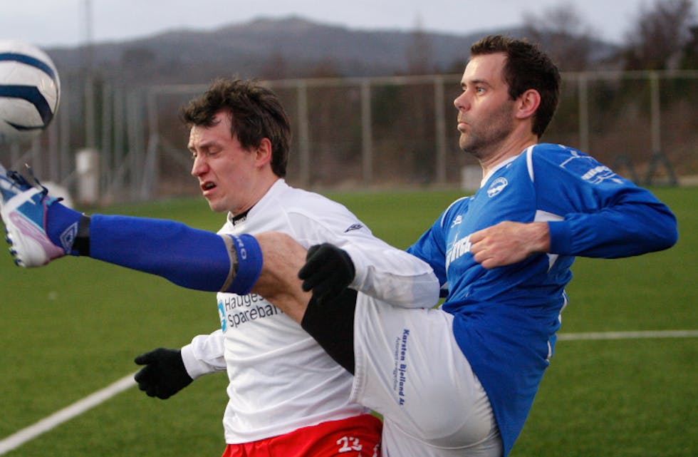 Sondre Voll prøvde å holde Eirik Minde på avstand, men det gikk ikke. Minde scoret og Stegaberg vant 5-0. Foto: Alf-Einar Kvalavåg