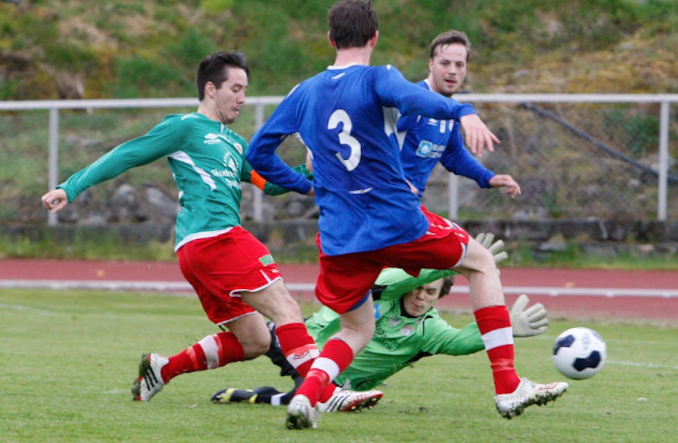 Kenneth Mortveit sender Torvastad i føringa mot Vegard Bøe, Espen Tørresdal og Kristian Storesund. Foto: Alf-Einar Kvalavåg