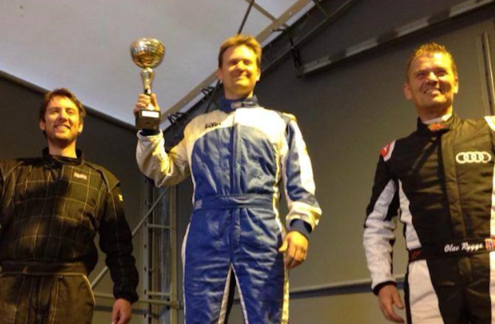 Bjørn Tvedt (i midten) og Arild Riise (t.v.) med årets første pokalar. Olav Rygge blei nummer tre. Foto: Privat