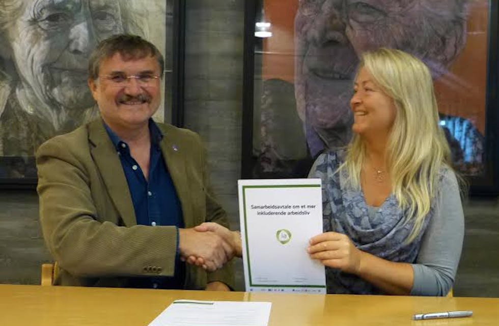 Det var Arvid Vallestad, rådmann og Anne-Lise Nes, hovedtillitsvalgt fra Norsk Sykepleierforbund som signerte avtalen på vegen av partene