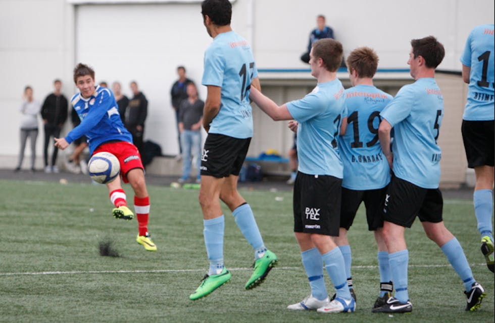 Petter Lønning sender i veg frisparket som gav 0-1. Men det var Kim Damien Belazara (med grøne sko) som kunne juble tilslutt. Foto: Alf-Einar Kvalavåg