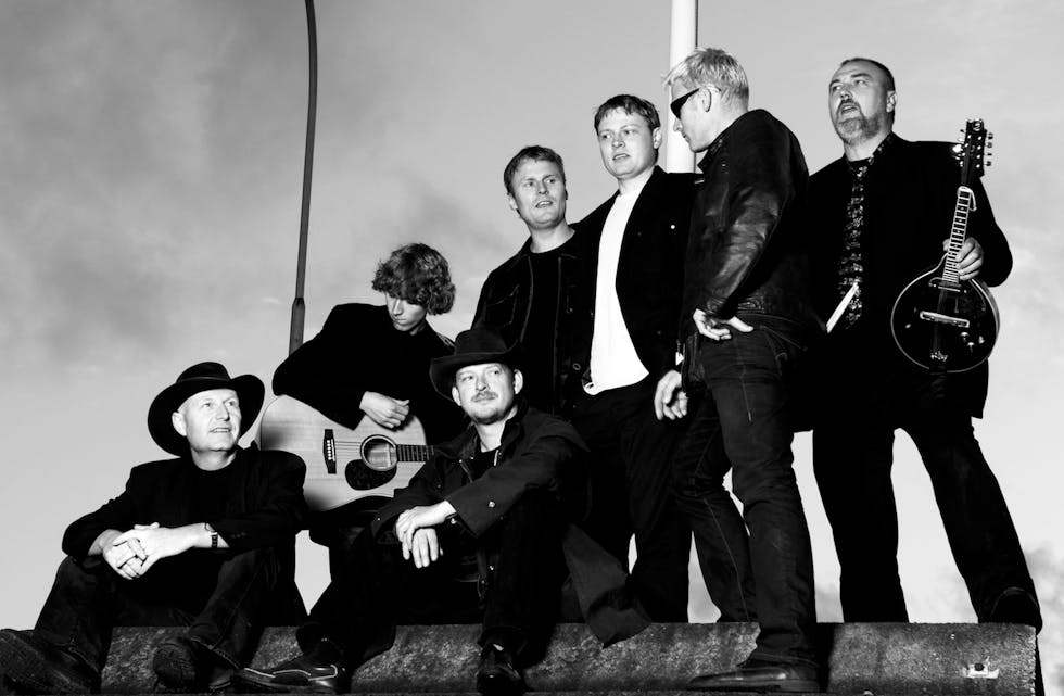 FEMFEMTEN samlet. Sittende fra venstre: Årdin Lindanger, Stig Hop
Stående fra venstre: Anders Lindanger, Lasse Staurland, Rune Hervik, Nils M. Sæbø og Stig A. Helgesen
Foto: Fotograf Nordtveit