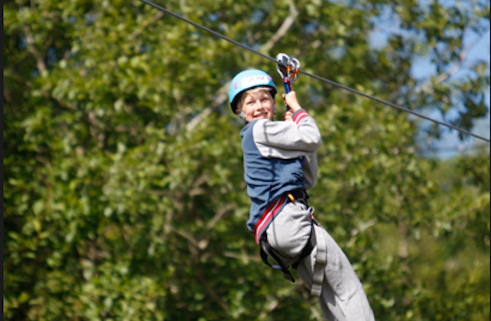 Klatreparken var svært populær under 4H-leiren på Nedstrand. Berre spør Emil Telestø. Foto: Alf-Einar Kvalavåg