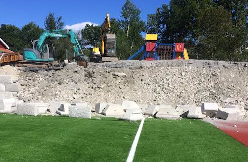 Slik såg det ut etter at 15 meter av den nye muren langs NEdstrand stadion hadde rast ut. Nå er grunnforholda fiksa og muren på veg opp att. Foto: Birgith Bustad Lilleskog