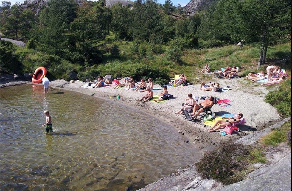 Mange har funne vegen ut i sola og vatnet i finvêret. Foto: Brit Iren Meland