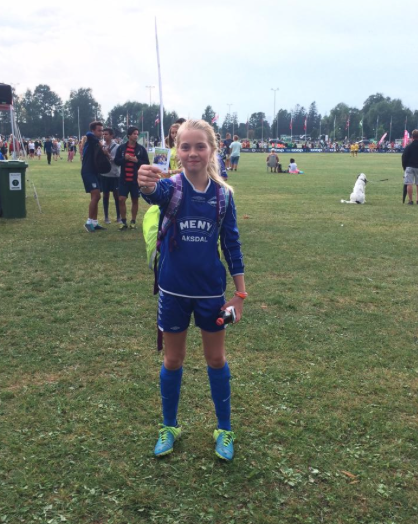 Kjekt å vinne kamper i Norway Cup. Unge frk. Nordmark spiller for Falkeid. Foto: Siri Nymark