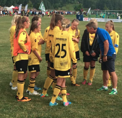 Skjoldjentene får instruksjoner av Mini. Foto: Leif Olav Tjomsland