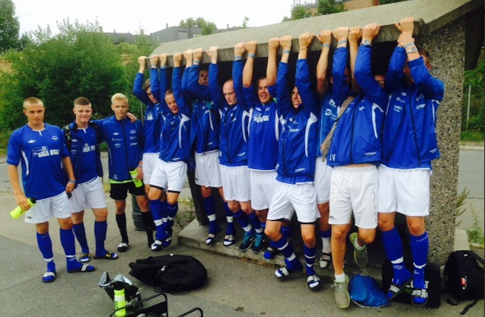 Falkeid sine gutar ventar på bussen. Dei er eit av åtte Falkeid-lag i Norway Cup. Foto: Narve Susort