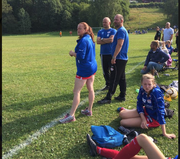 LAgleiar Inger Ubøe prøver å heie på jentene som ligger under med 2-0 mot Raufoss. Foto: Svanlaug Mæland