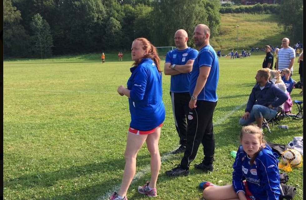 LAgleiar Inger Ubøe prøver å heie på jentene som ligger under med 2-0 mot Raufoss. Foto: Svanlaug Mæland
