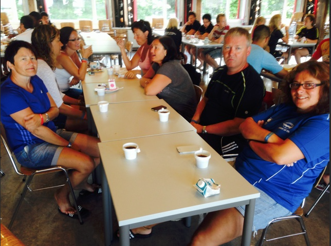 Kaffi må til også i Norway Cup. Falkeid-leiarane er klare til mange kmapar i Oslo-varmen i dag. Foto: Narve Susort