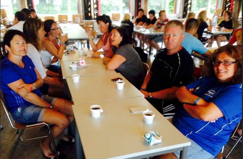 Kaffi må til også i Norway Cup. Falkeid-leiarane er klare til mange kmapar i Oslo-varmen i dag. Foto: Narve Susort