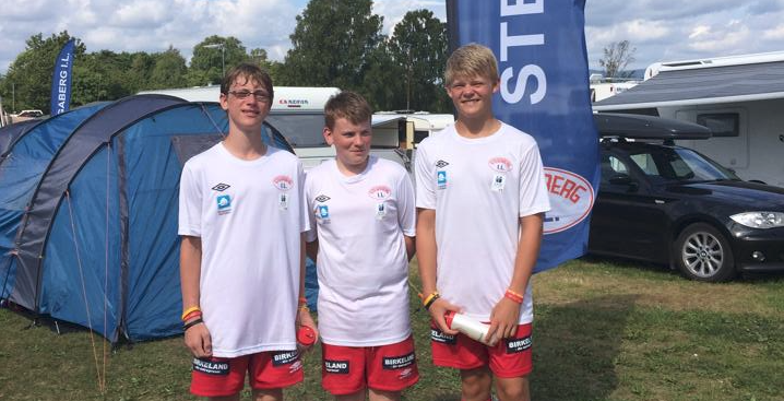 Dagens første siger kom til Stegaberg G14 som vann 1-0 over Rælingen 2 i B-spelet. Da blir det ny kamp for målskårara Danijel Gaard (t.v.), Tjerand Lundal og Jørgen Johnson kl 19.30. Foto: Svanlaug Mæland