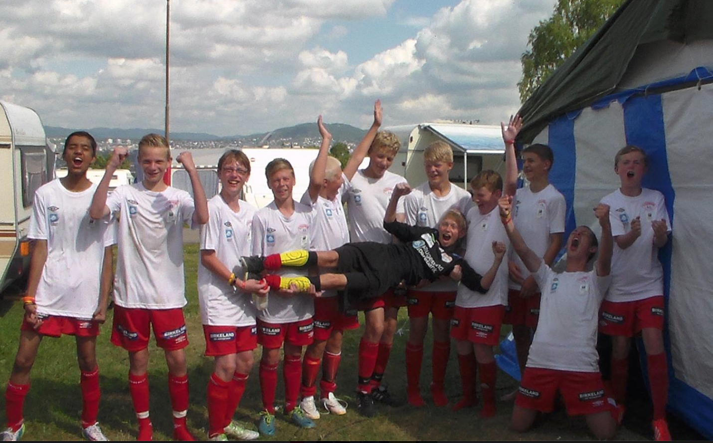 Dagens første siger kom til Stegaberg G14 som vann 1-0 over Rælingen 2 i B-spelet. Da blir det ny kamp for målskårara Danijel Gaard (t.v.), Tjerand Lundal og Jørgen Johnson kl 19.30. Foto: Svanlaug Mæland
