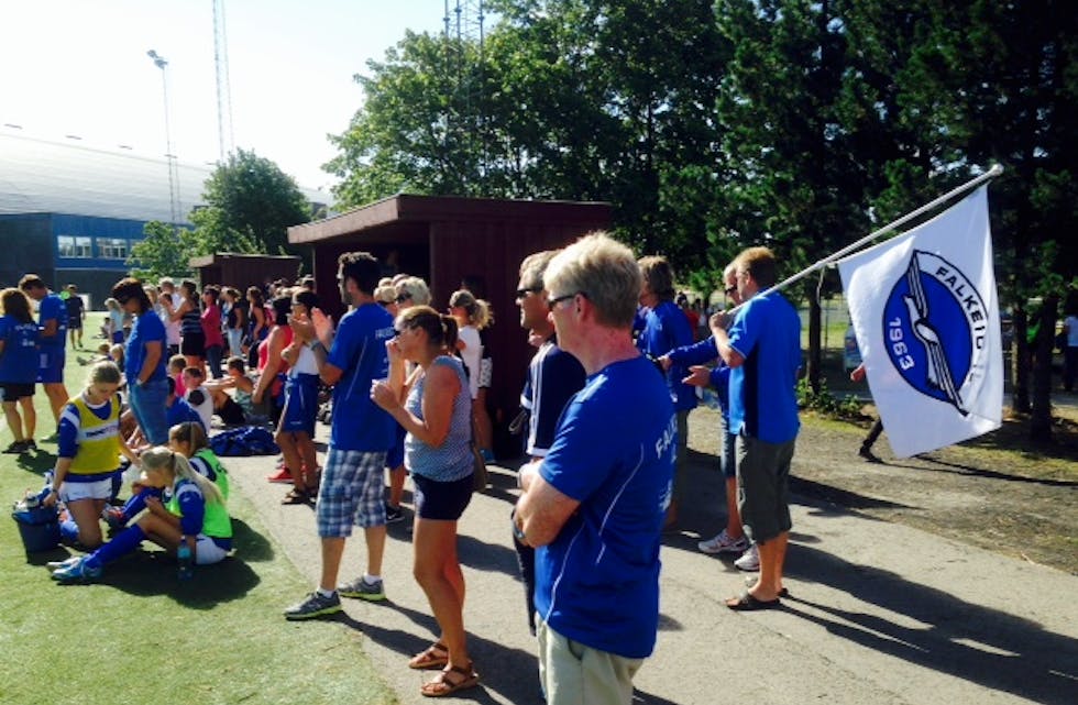 Det hjalp ikkje sjølv om det var ein stor heiegjeng på sidelinja. Falkeid sine gode J16 er ute av Norway Cup. Foto: Narve Susort