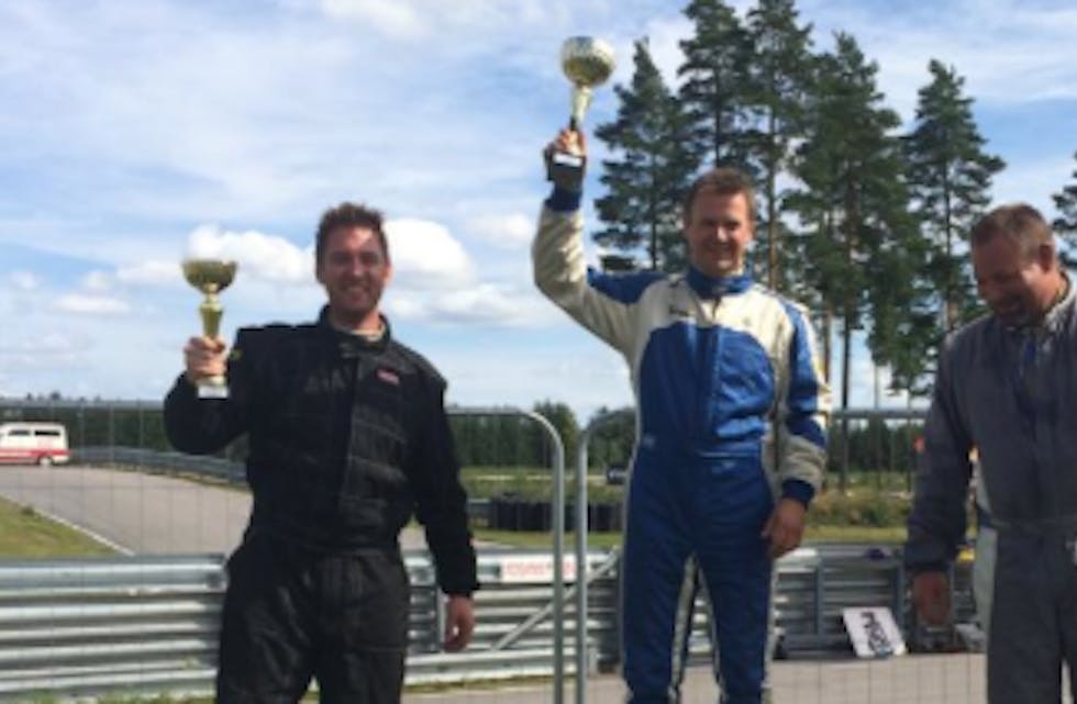 Arild Riise (t.v.) og Bjørn Tvedt øverst på pallen. Til høgre Per Øyvind Seeberg. Foto: Heidi Bjørstad