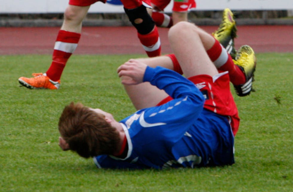 Også Sveinung Hellerslien og Stegaberg er nede for teljing på ein heilsvart fotballkveld for Tysvær-laga. Foto: Alf-Einar Kvalavåg