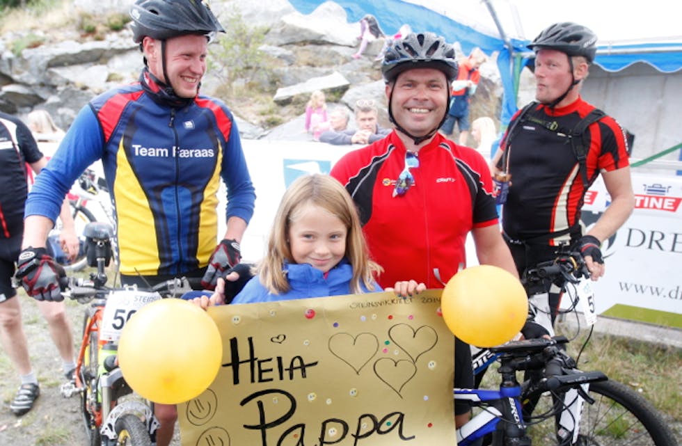 Rina Tysse var ei av mange som tok i mot syklistane i Tysværvåg. Foto: Alf-Einar Kvalavåg