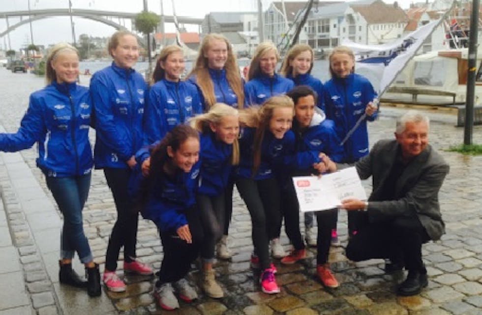 Falkeid-jentene fikk i kveld overrakt sjekken på 50.000 for seieren i nettkonkurransen under Norway Cup. Foto: Narve Susort