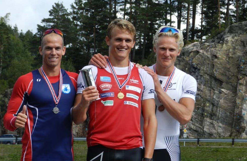 Lars Magne Ullvang har mottatt Kongepokalen. Daniel Salbu og Eivind Vold fekk sølv og bronse. Foto: Siv Jorunn Ullvang